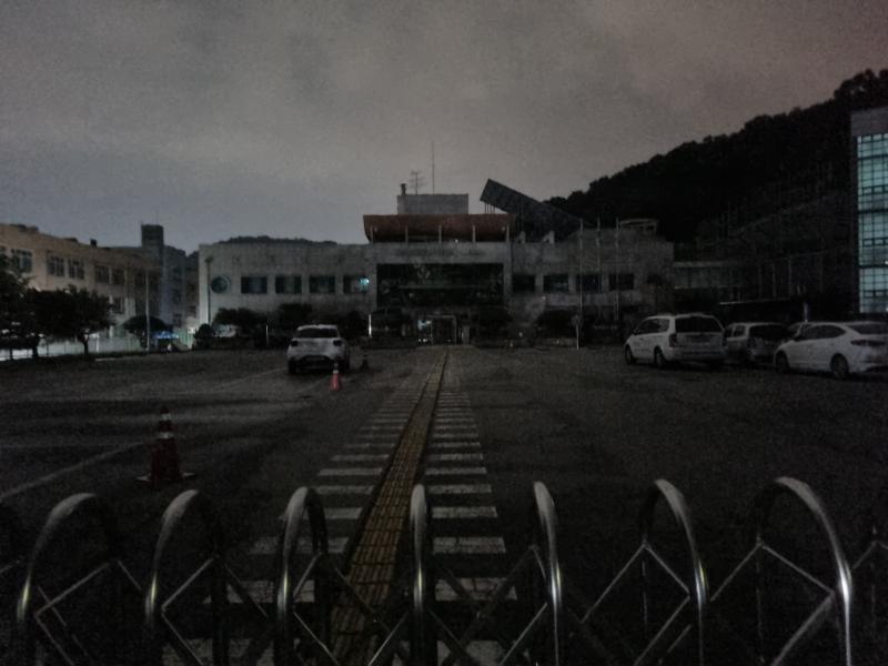 사진이 좀 밝게 나오기는 하는데 여기 분위기 지린다
