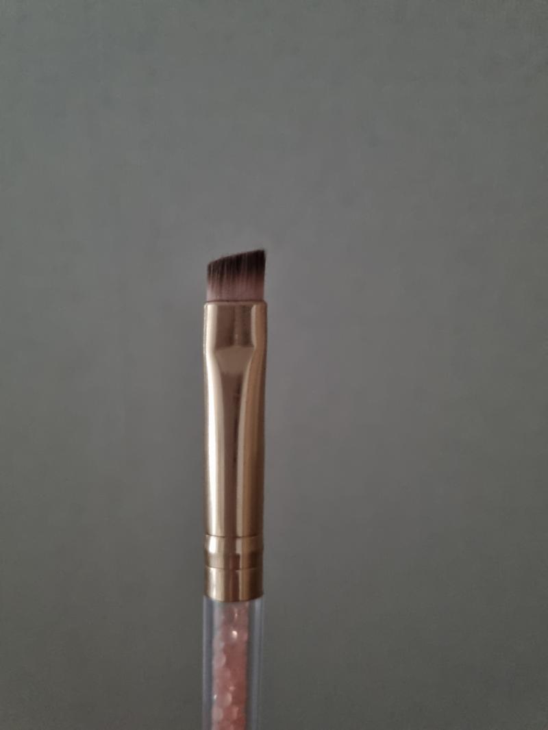 이렇게 사선으로 컷팅된 쫌 딱딱한 브러쉬 있거든 아이라인 전용 브러쉬였나 아마 다이소에 팔 거야! 이거 다이소에서 샀던 것 같거든 ㅎㅅㅎ