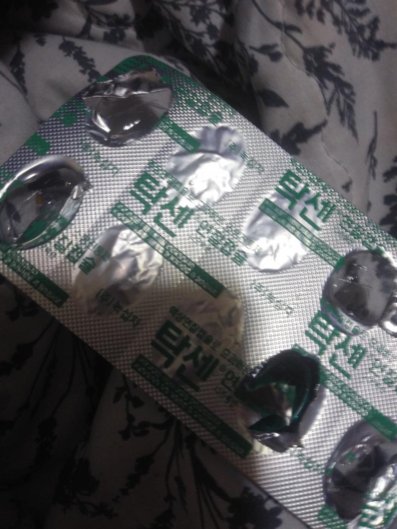 이거 일단 먹어볼게. 이거 생리통일때 할머니가 사다준 진통제인데 박스가 없어져서 소염인지 모르는데