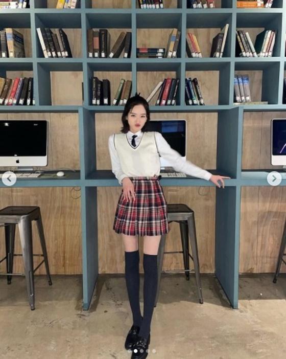 >>6 아...진작 말하지... 주석경은 우선 학굔데 겁나 뜬금없게 메리제인 힐같은거 신어야해. 아무것도 없는 검정색 7센치 메리제인힐 또는 유