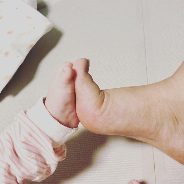 우리 아가 신체 중에 내가 제일 좋아하는 건 발이야ㅋㅋ 그런고로 백일무렵 발 하나 올리고 오늘은 이만 자야지😆