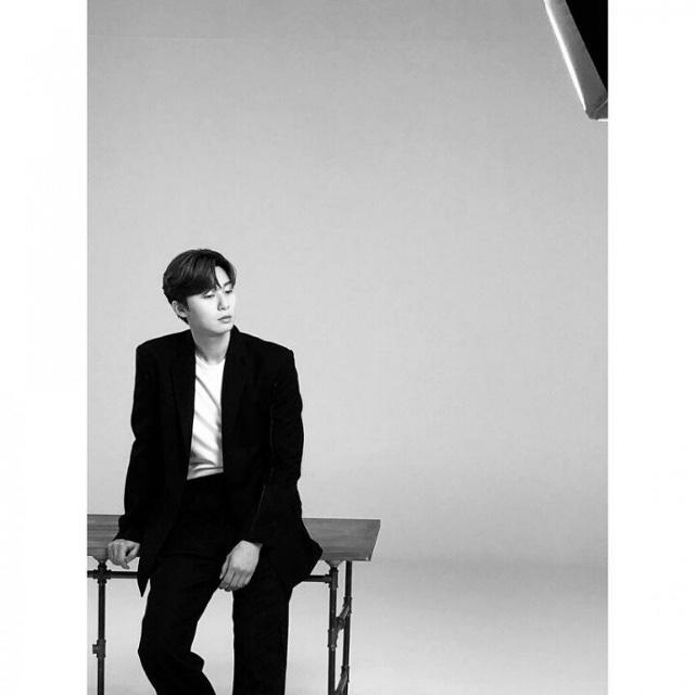 박서준배우 좋아하는 점주 없나 나는 친필싸인도 있는 점준데 리즈시절이 지났다보니 공카에도 엄마점주들이 많음ㅠㅠ 그래도 막내로 불리는 게 나쁘진