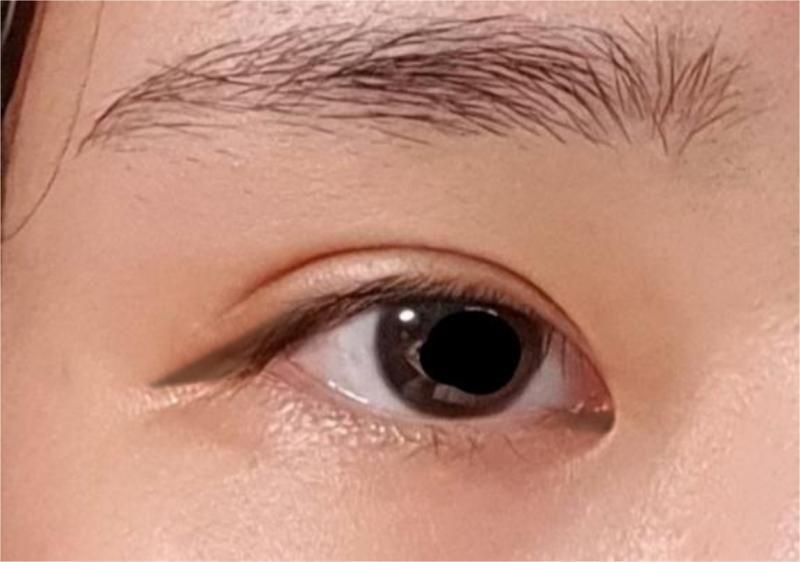 브라운 펜슬라이너나 섀도우로 하면 인상이 더 부드러워 보여! 눈 앞쪽도 채워봐 몽고주름 초콤 있는 눈은 손가락으로 눈 앞쪽 땡기면 채울 수 있엉