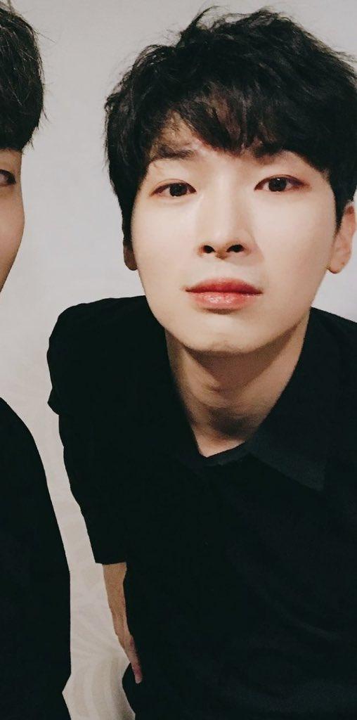 이분.... 이분 대체 누구셔??? 케이팝 꿰고있는 친구한테 물어봐도 전혀 처음보는 분이래 외국사람은 아닌것 같은데 대체 누구시죠..ㅠㅠㅠ