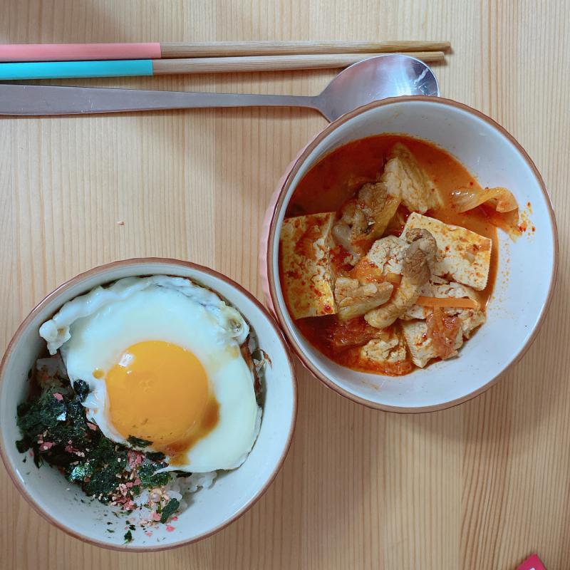오늘 아침은 패스하고 생연어 몇점이랑 김치찌개 낫토 계란후라이에 배부르고 맛있게 먹엇다 커피는 아몬드 브리즈에 더치 조금 넣었고 오늘 운동은 웨
