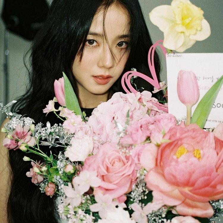 지수(블랙핑크) 난 지수가 꽃이랑 있을 때 진짜 예쁜 것 같더라