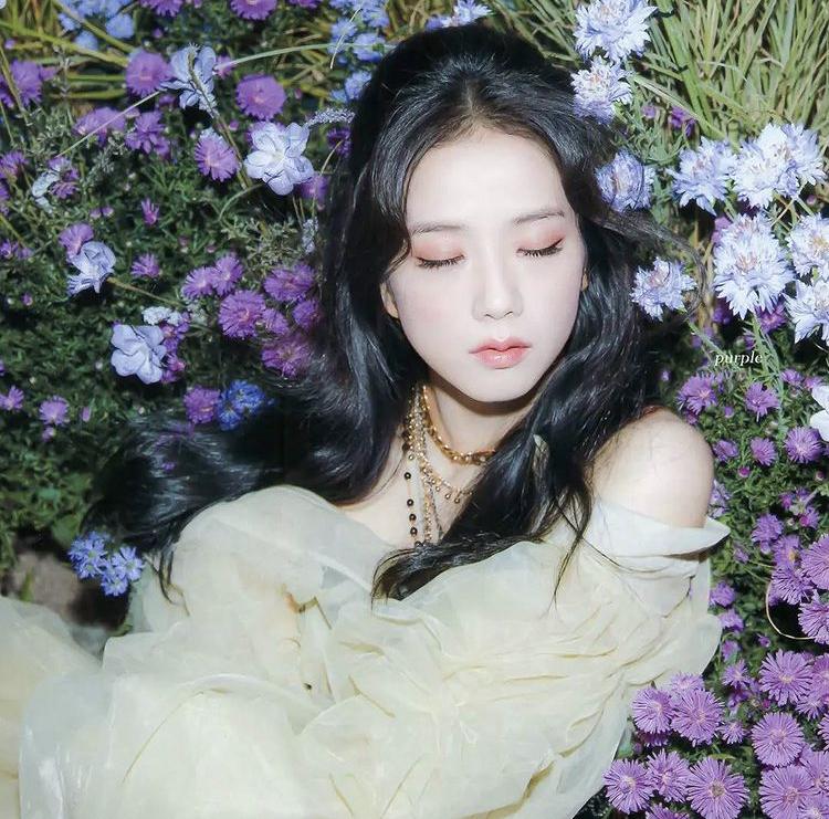 지수(블랙핑크) 난 지수가 꽃이랑 있을 때 진짜 예쁜 것 같더라