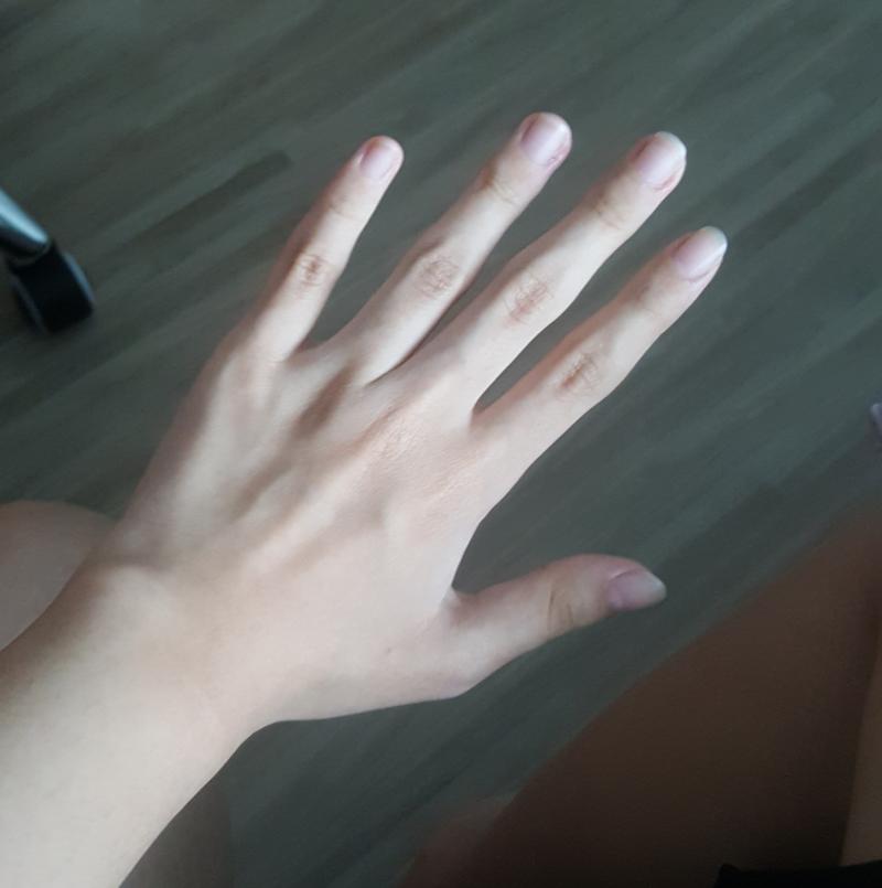 일단 내 손! 손가락이 짧고 손바닥이 넙대대한게 마음에 안든다 손바닥은 어쩔 수 없지만 손가락 정돈 쬐끔 늘릴 수 있지 않을까...?