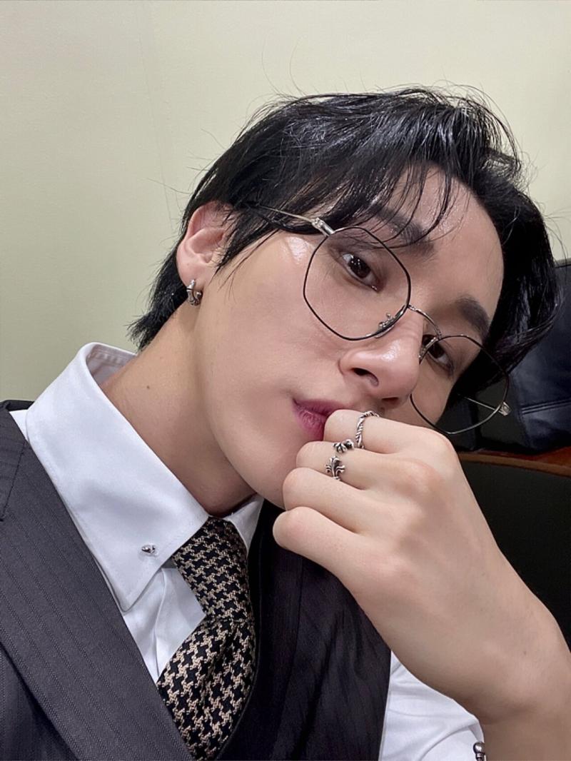 어떻게 사람이 이렇게 생김...? 이분 누군지좀 알려줘 제발