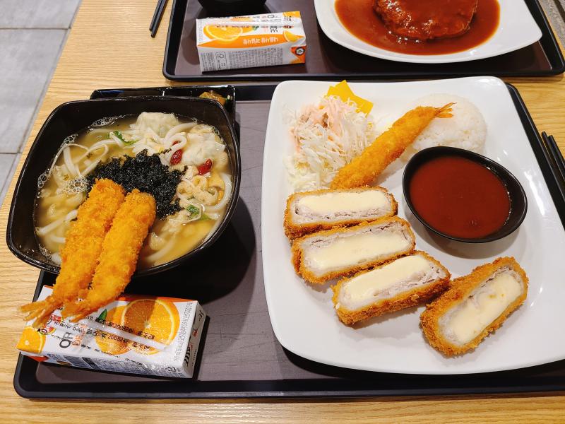 저녁은 치즈돈까스랑 우동 혼자 다 먹은거 아니다 나눠먹었다 그릇이 내 쪽에 있는거다(?)