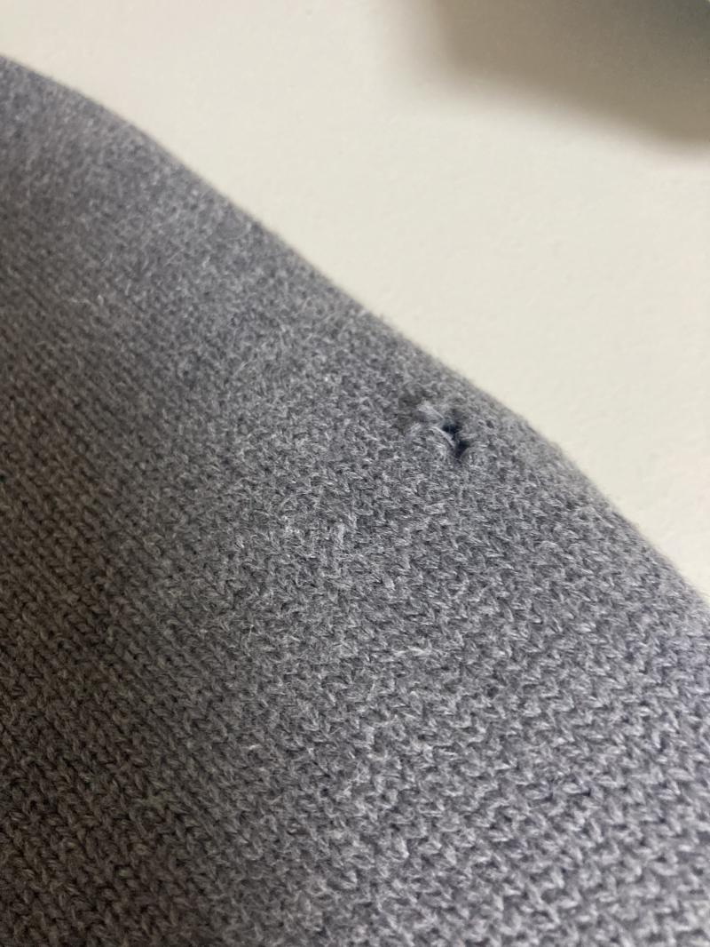 수선할수 있을까? 제발 알려줘 ㅠㅠ 나 이거 너무 좋아서 꼭 입고 싶어서 그래 ㅠㅠ 수선집가면 수선 가능해?? 진짜 나 이거 구하기도 힘들었고