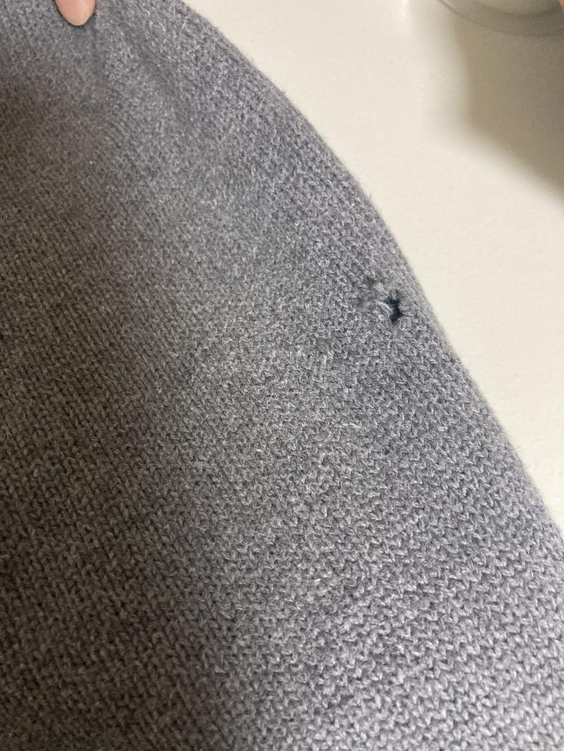 수선할수 있을까? 제발 알려줘 ㅠㅠ 나 이거 너무 좋아서 꼭 입고 싶어서 그래 ㅠㅠ 수선집가면 수선 가능해?? 진짜 나 이거 구하기도 힘들었고