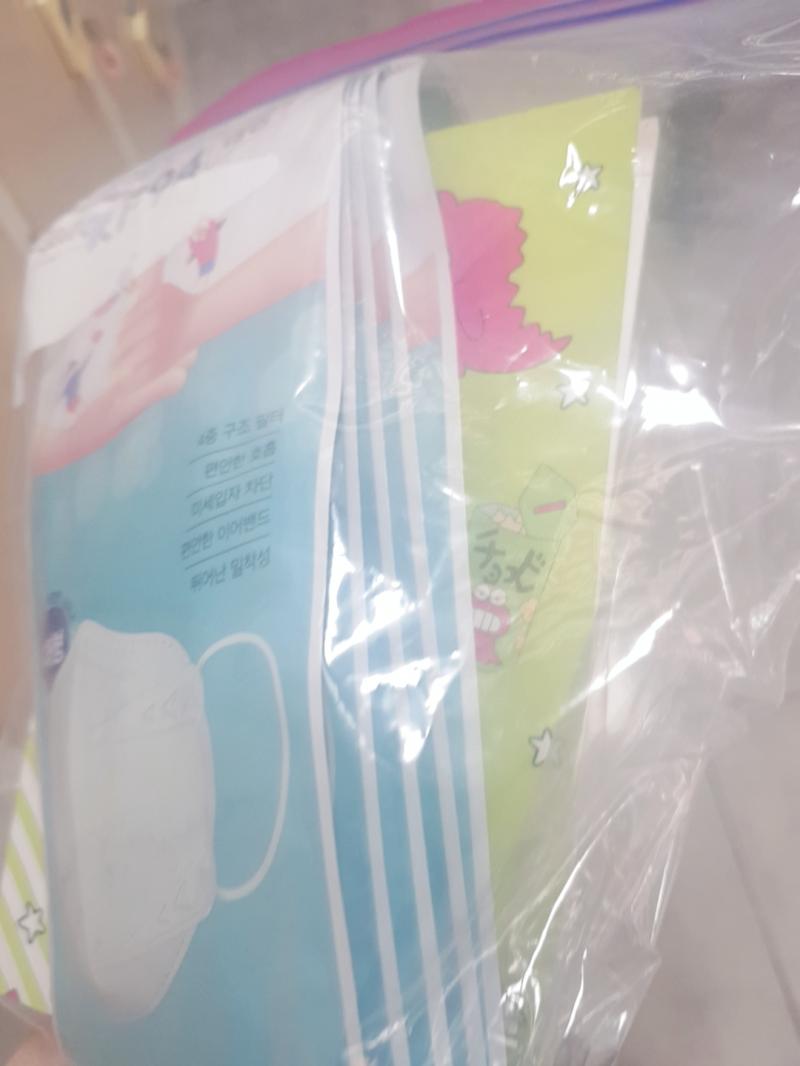 이거 맞지 아~~다행이다 사람이 너무 많아서 집에 가서 함 열어볼게 ㅜㅜ 밖에도 딱히 앉을곳이 없네
