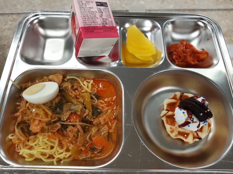 헐 맛있겠다...오늘 나온건 아니지만 몇주전에 나왔던 우리학교 급식도!!오늘은 햄버거랑 닭다리랑 쿨피스나왔는데 사진못찍음ㅠㅠ
