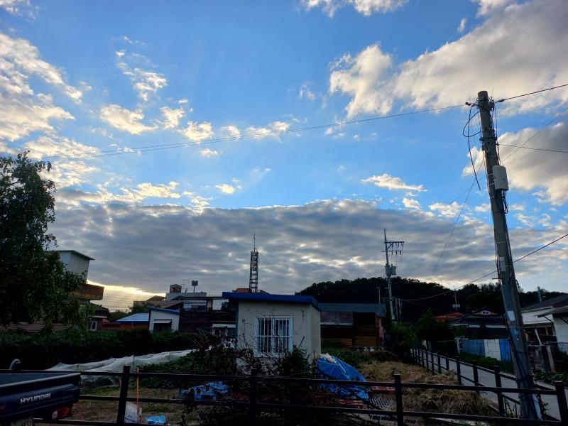 전나 부끄러... 하늘이 넘 예뻐서 삘 받아서 나갔는데 몇년 전에 친했었던 아는 언니(였다가 지금은 어색한 선배)가 있었음... 난 그것도 모르