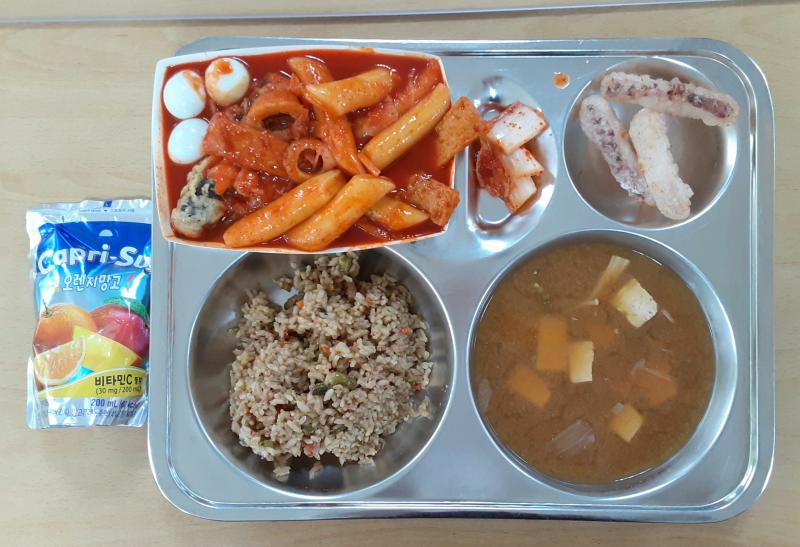 오늘 떡볶이 레전드다 돈 주고도 먹었을 듯... 볶음밥에 김말이랑 오징어 튀김도 맛있어ㅠㅠㅠ