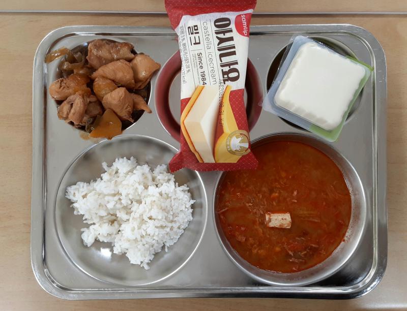 안동찜닭이랑 아시나요 나왔다... 참치 김치찌개도 맛있엉 지금 먹는 중!!