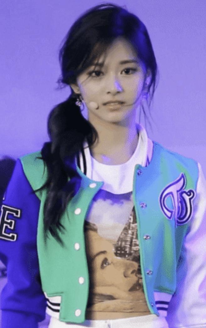 쯔위(트와이스) 저 얼굴로 살면 거울 볼 때, 셀카 찍을 때, 밖에 나갈 때, 꾸밀 때 어떤 기분일까 😮😮