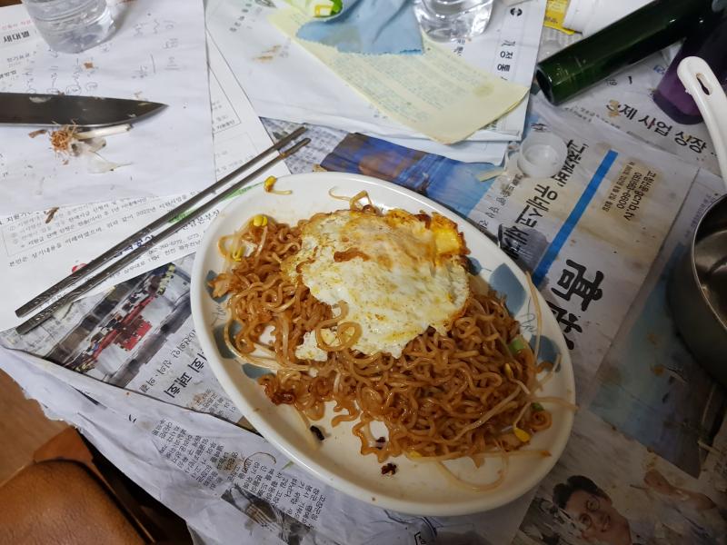 1. 야끼소바! 굴소스, 케찹, 설탕, 간장을 섞어 소스를 만들고 라면 사리를 끓였다! 이제 다진마늘과 베이컨을 볶아야 할 타이밍인데 한참을 찾