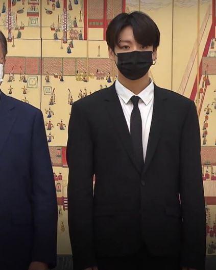 이로코롬 정갈한 얼굴에 눈썹 피어싱 하고 온게 너무 귀여워 러블리해