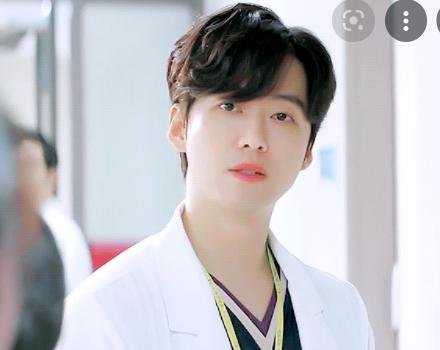 엔시티 나재민-남궁민 배우 진짜 얼굴도 닮았는데 둘 다 영상 봐보면 더 그래 닮은거 모르겠으면 꼭 함 영상 봐바 분위기도 말투도 비슷하게 느긋하