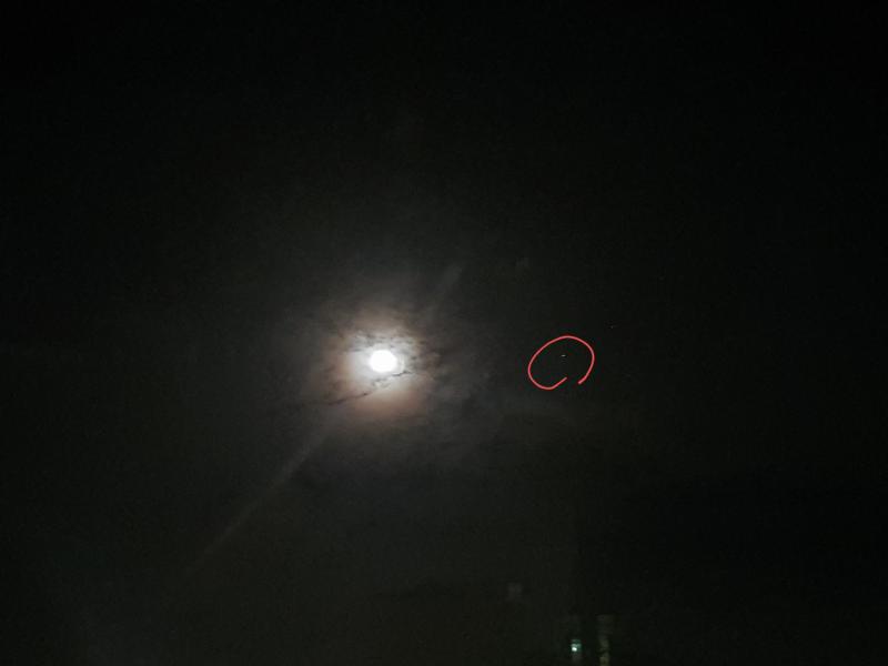 방금 찍은건데 달 옆에 저 별 이름이 뭔지 알 수 있을까..?