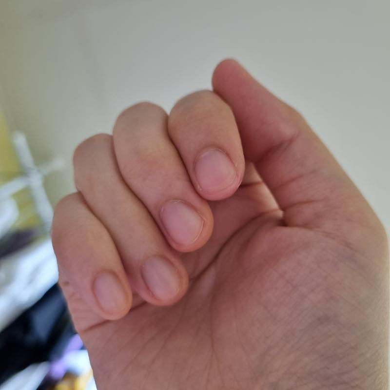 ㅇ손가락이 왜 다휘어보이지..