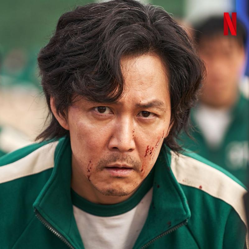 이정재 쌉존잘..... 어뜨케 거지꼴을 해도 그렇게 존잘이세요 에피소드 중간에 모종의 이유로 정장을 입게 되는 장면이 있는데 ㄹㅇ 장발머리 이자