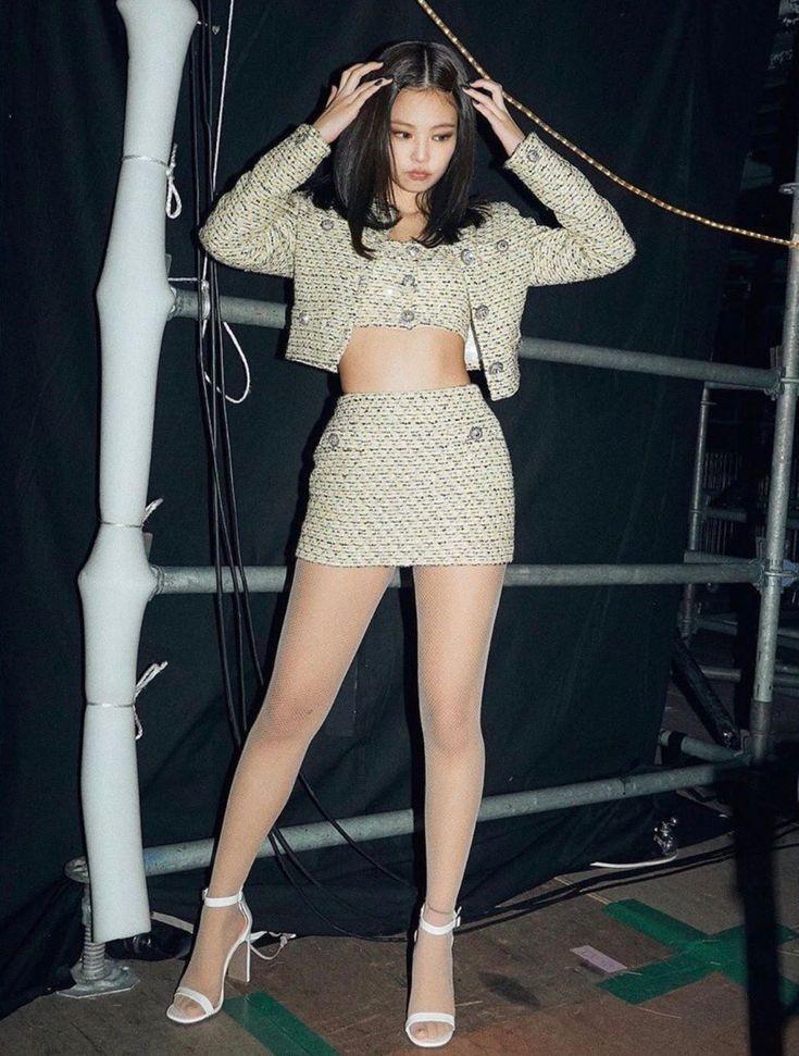 약간 1번사진 느낌의 미니플레어스커트+2번사진 느낌의 예쁜 디테일이 들어간 블라우스+3번사진 느낌의 몸쪽 기장이 짧은 느낌의 긴팔 가디건 코디 