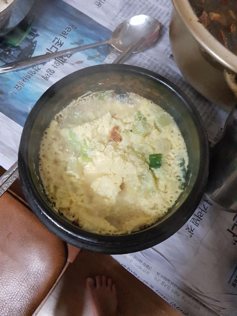 2. 떡볶이 & 계란찜 일단 큰아빠네 비닐하우스에서 슬쩍 서리해 온 파를 떡볶이 크기만큼 썸. 그리고 냉동실에서 꺼낸 떡국떡에 물을 담고 전자레