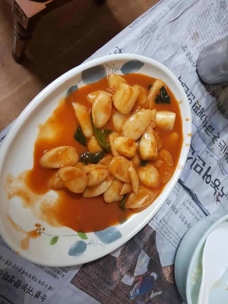 2. 떡볶이 & 계란찜 일단 큰아빠네 비닐하우스에서 슬쩍 서리해 온 파를 떡볶이 크기만큼 썸. 그리고 냉동실에서 꺼낸 떡국떡에 물을 담고 전자레