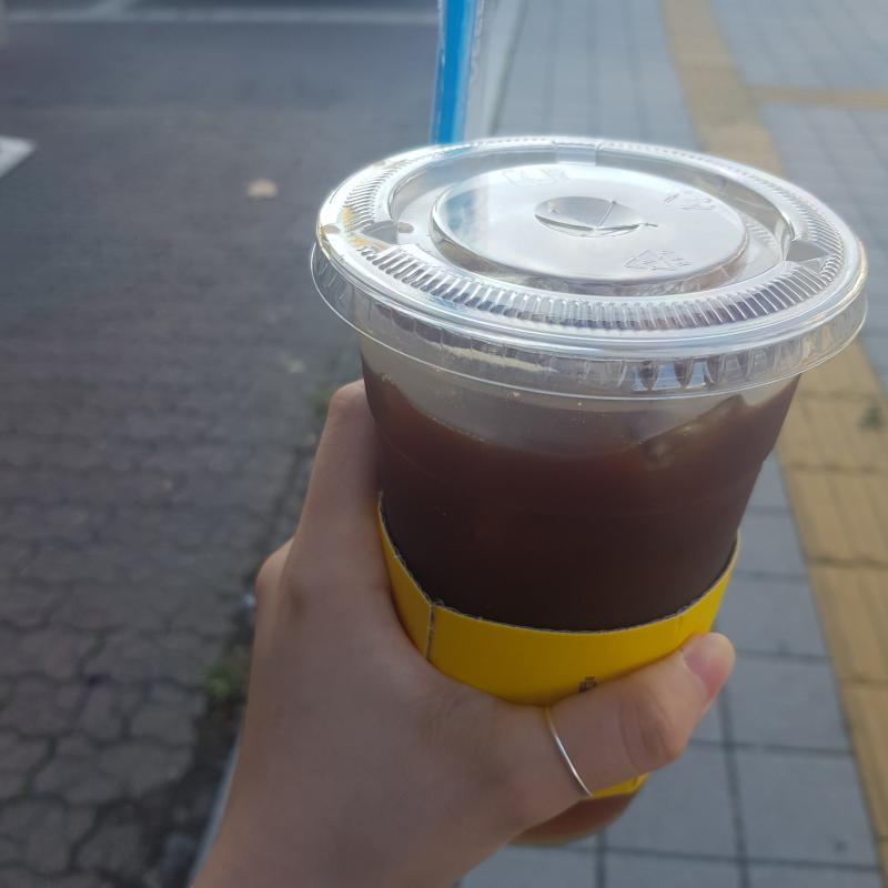 왜 딸바 사겠다던 사람이 아샷추 간얼음 주문해놓고 각얼음으로 받아왔냐고요? 저도 지금 존나 꼴받으니까 조용히 해요