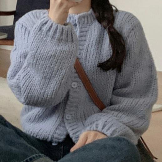 이거는 그냥 원피스인데 너무 예뻐보여서ㅜㅜㅜㅠ 가을에는 저기 위에 뭘 입어야 할까???? 흰색 가디건...? 아님 얘보다 살짝 더 진한 소라색.