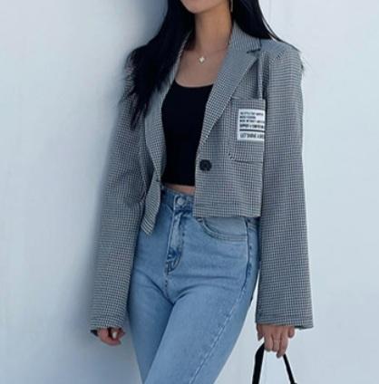 1. 자켓 이거 넘 예뻐보이는데 살까?? 가격은 3만원대!! 살짝 크롭 느낌이라 취향 저격당함ㅠㅠㅠ 2. 안에 입을 티는 무난하게 목폴란데 색