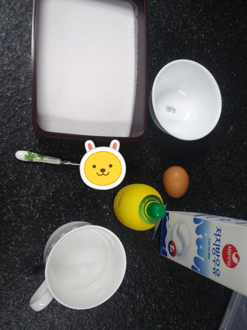일단 준비물은 대충 이렇게 된다. 하나하나 설명해주기 귀찮으니 사진 참고. 근데 저 레몬즙이 진심 비싸다 4500원 말이 되냐고 (헙썅 스푼에 