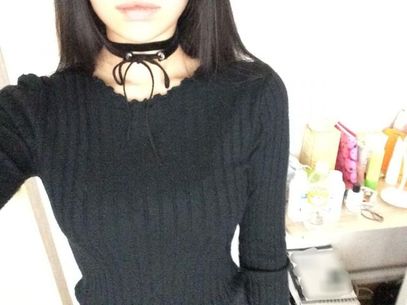 쪽팔려서 잘 안 하고 다니는 초커와 촌스러운 H라인 치마ㅠ 뭘 입어야 할지 요즘 도통 모르겠어