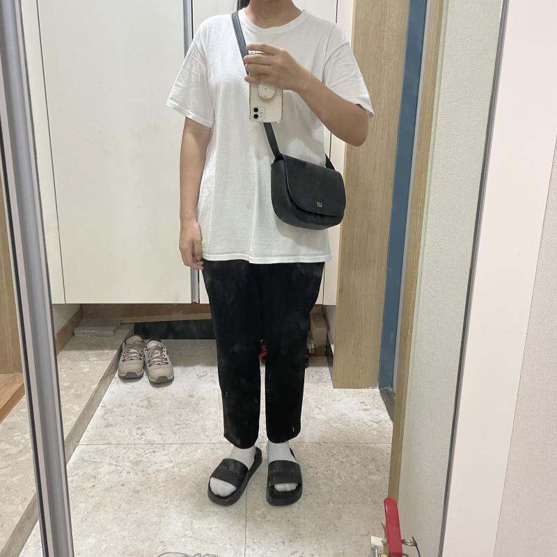 신발은 스니커즈 신을거임
