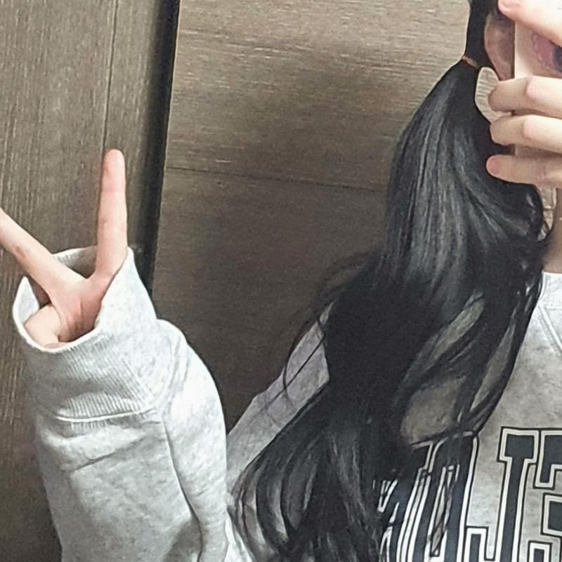 오늘 입은 건 저 맨투맨...!! 제대로 찍은 사진이 없넹ㅠ 양갈래는.. 하고 나간 건 아니야 엄마가 귀엽대서 잠깐 해봤으 원래 달라붙는 크롭티