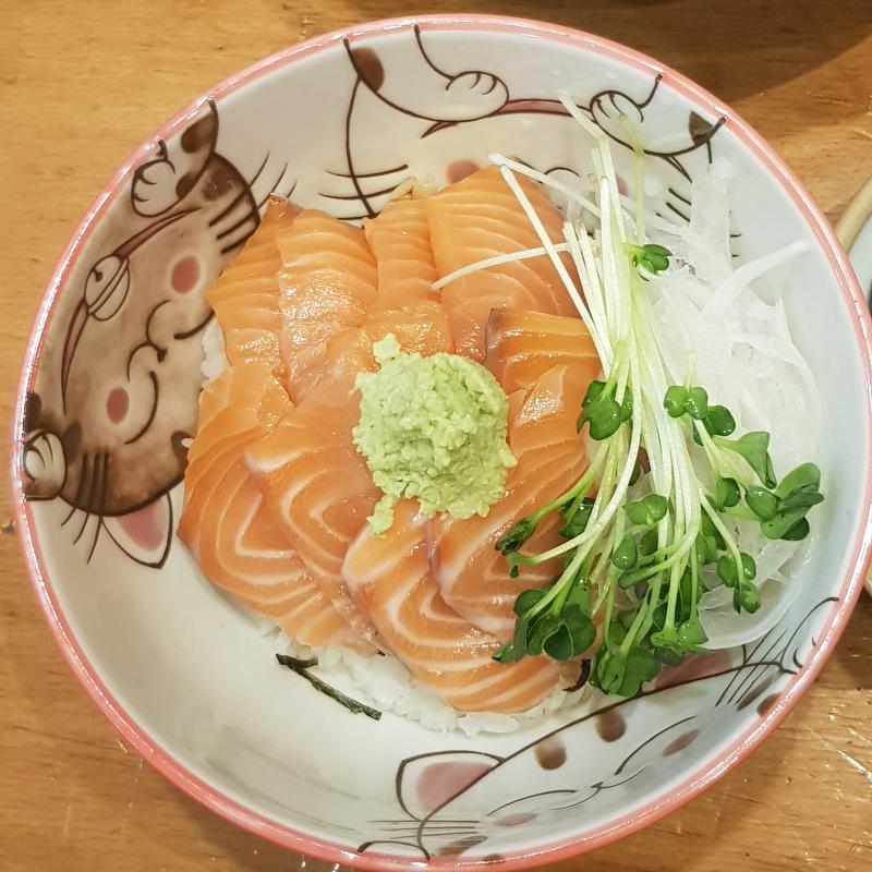 어제 연어덮밥 처음 먹어봤는데 진짜진짜 맛있었어...