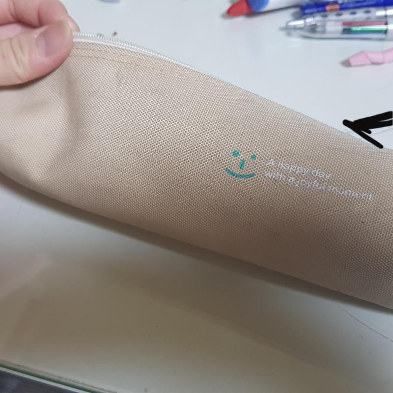 이건 다이소에서 샀던 거. 필기구 많이 안 들어가 터져 죽기 일보직전..