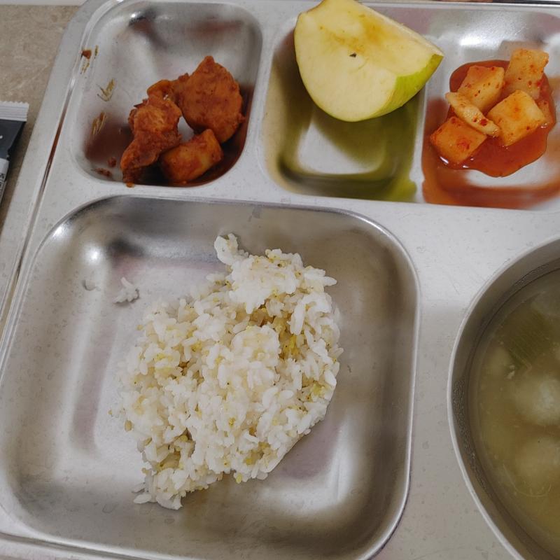 끼야야아아아밥 많이 달랬더니 고기가 고기가 고기가 2개뿐이라뇨오오 에바야 뭐랑 밥 먹으라고요오오오 사과를 반찬삼아 밥이랑 같이 먹어야하나요 반차