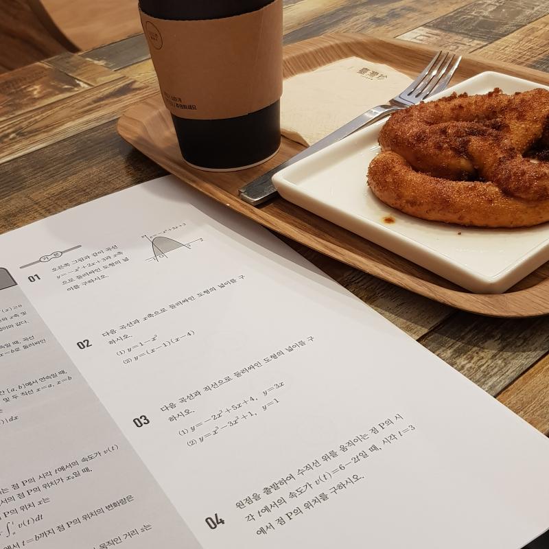 집에서 탱자탱자 노는 백수 애비 피해서 카페 에휴 시발 내돈