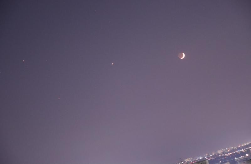 금성과 달! 달의 어두운 부분까지 찍힌건 덤이야 너무 오랜만에 카메라를 들어보니까 예전보다 더 무거워진 것 같아 ㅋㅋㅋㅋ
