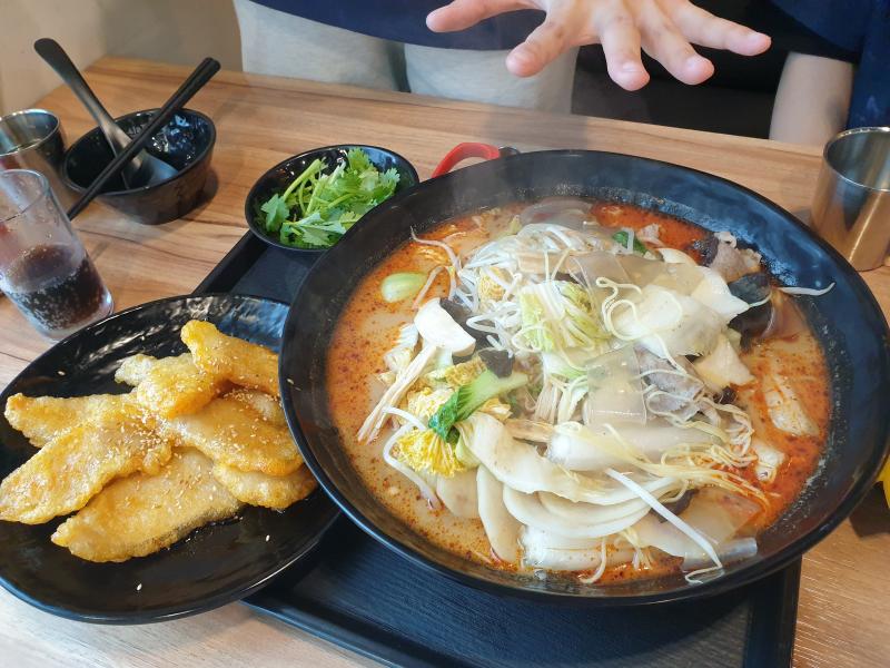어제 같이 일하는 언니랑 동갑인 애랑 같이 점심으로 먹은 마라탕 ㅋㅋㅋㅋ 배고파 우아악 하고 막 집어넣고 꿔바로우 시키고 그러니까 4만원 넘게