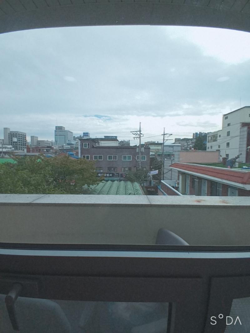 하늘이 너무 아름답다. 비록 구름이 많이 꼈지만 이정도의 하늘이라면 내겐 만족스럽다. 이런 예쁜 하늘이 어디 더 있을까? 점심을 늦게 먹으며 하
