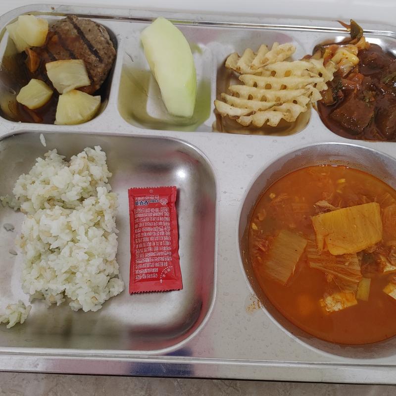 우리 학교는 진짜 나머지 반찬이나 맛은 다 괜찮은데 왜 유독 밥은 적은 거 같지...도대체 왜... 3학년이 많은 편이라서 그런가, 우리 전교생