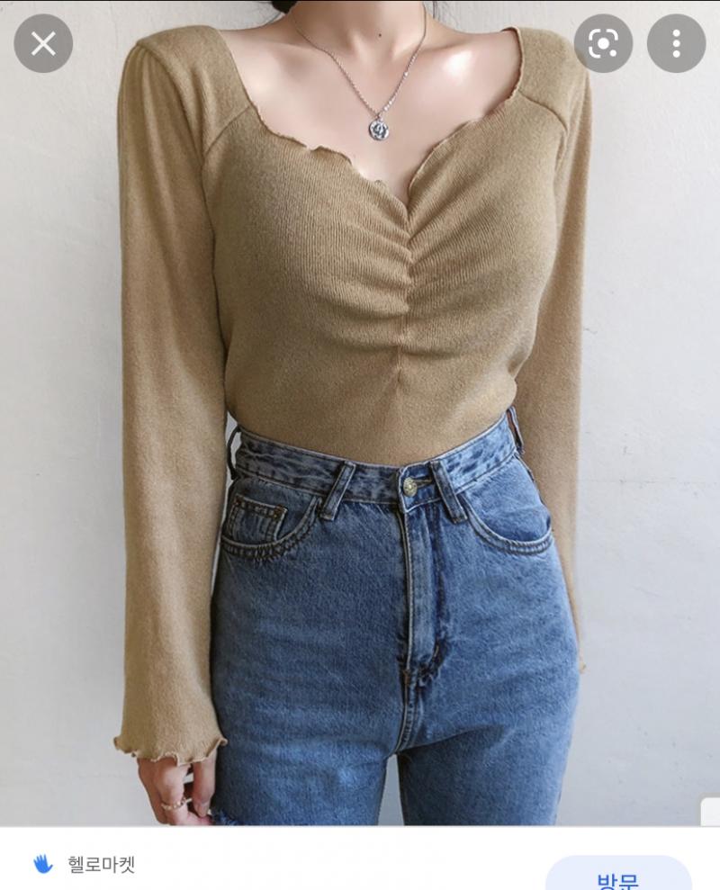 무난하게 흰티나 아님 셔링 셔츠 어때? 사진 처럼 생긴 거! 색은 보지 말아줭