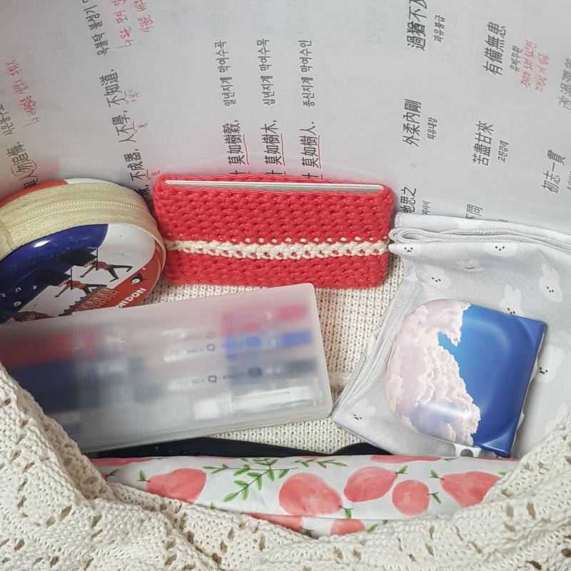 문제는 아무리 봐도 면접 보러 가는 사람의 가방 같지가 않다는 점