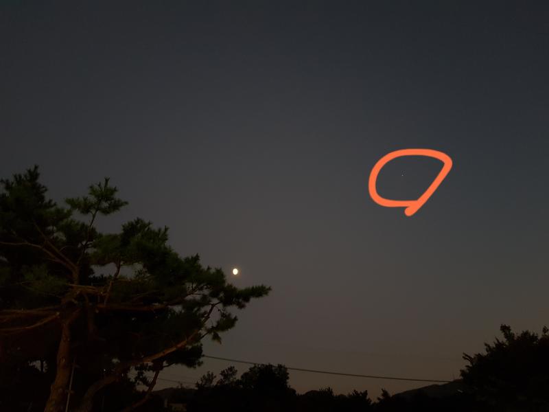 별 이름이 뭔지 궁금해!! 둘 다 방금 찍었어. 첫번째 거 왼쪽에 있는 건 달이구 두번째 사진은 첫번째 사진 바라보는 기준으로 오른쪽으로 90도