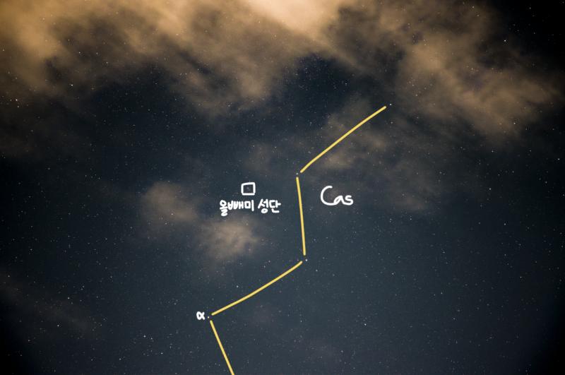 NGC 457 올빼미 성단 카시오페이아자리에 있는 작은 성단이야. 말그대로 올빼미 모양을 닮았지! 대중적이지는 않지만, '잠자리 성단'이라는 이